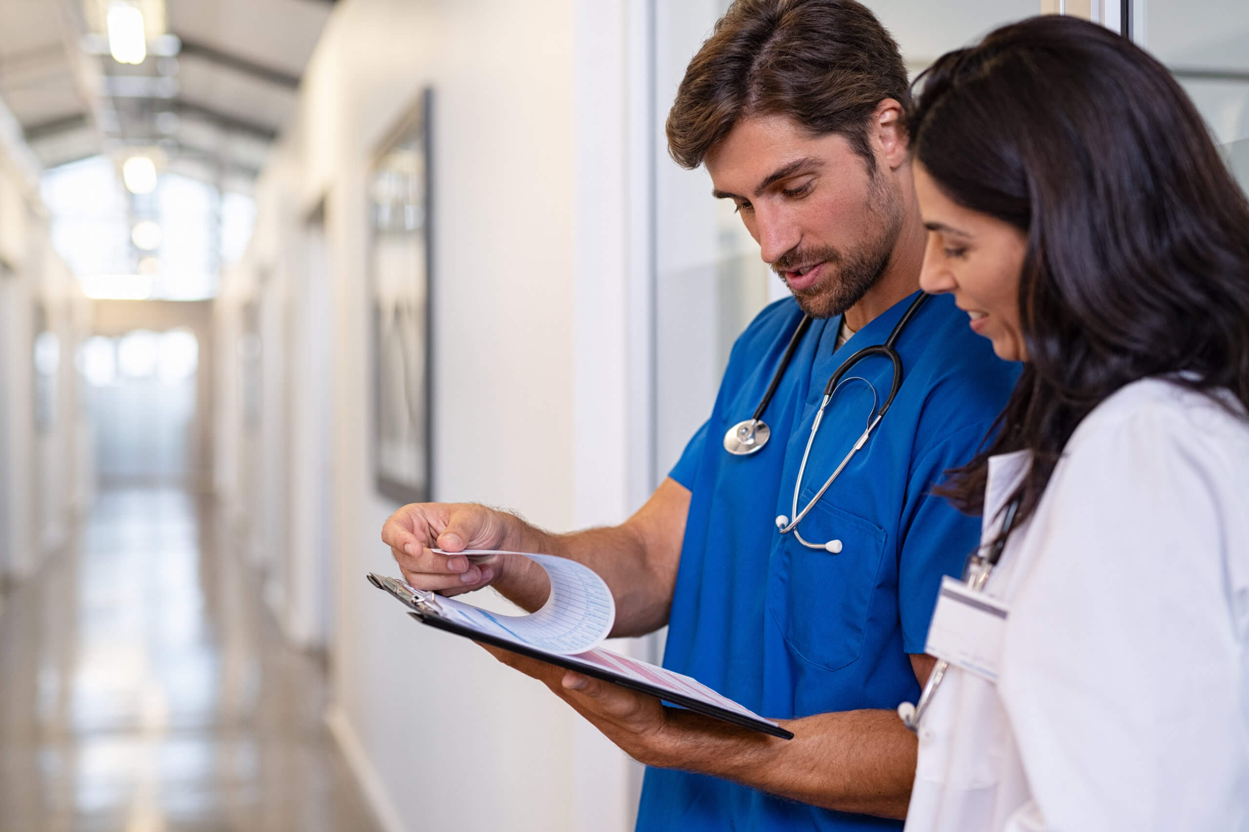 The Benefits of Dedicated Nursing for Your Loved One’s Recovery A dedicated nursing team collaborating at an addiction treatment center.